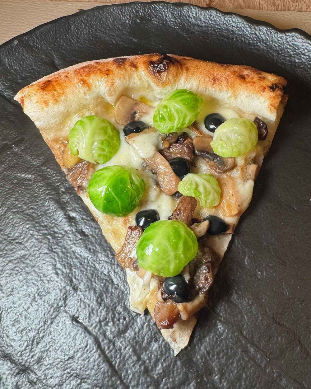 la pizza contemporanea della pizzeria Concetto Partenopeo a Castellammare di Stabia
