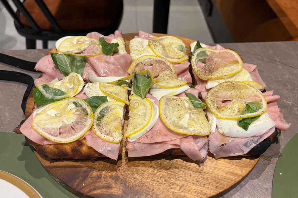 la pizza L'Immortazza della pizzeria Decimo Scalo nella sfida con Il Segreto di Pulcinella a Montesarchio