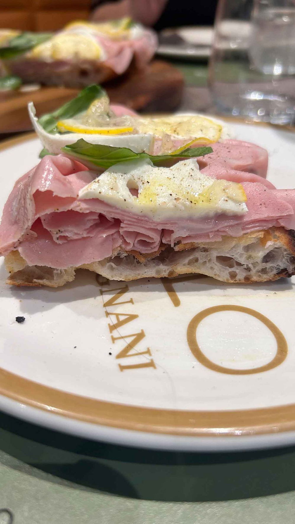 la pizza L'Immortazza della pizzeria Decimo Scalo nella sfida con Il Segreto di Pulcinella a Montesarchio