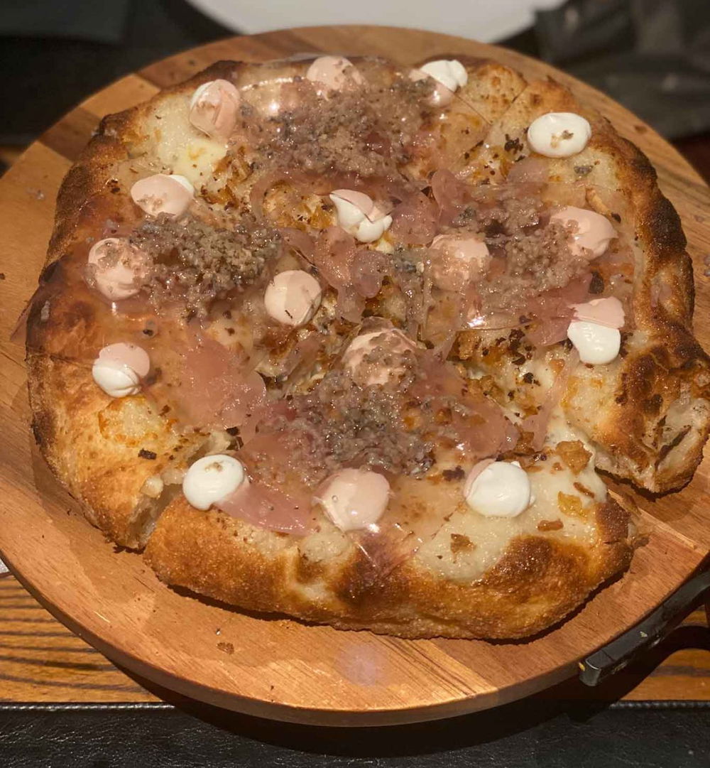 la pizza Sette Consistenze di Cipolla con Ostrica di Francesco Martucci nella sfida con Pietro Fontana al Campionato della Pizza 2025