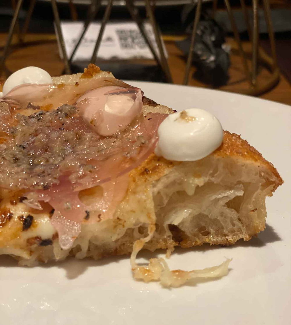la pizza Sette Consistenze di Cipolla con Ostrica di Francesco Martucci nella sfida con Pietro Fontana al Campionato della Pizza 2025