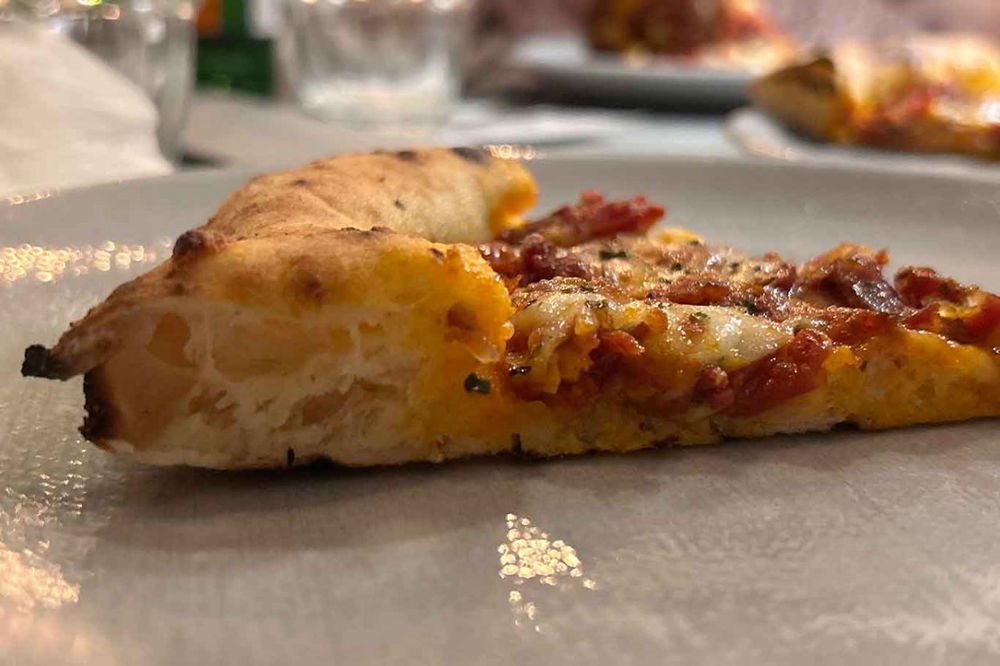 la pizza La Piccante di Franco Pepe di Pepe in Grani a Caiazzo che sfida Palazzo Petrucci