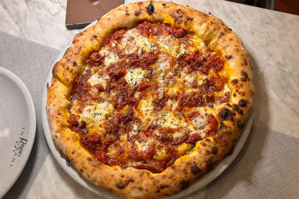 la pizza La Piccante di Franco Pepe di Pepe in Grani a Caiazzo che sfida Palazzo Petrucci