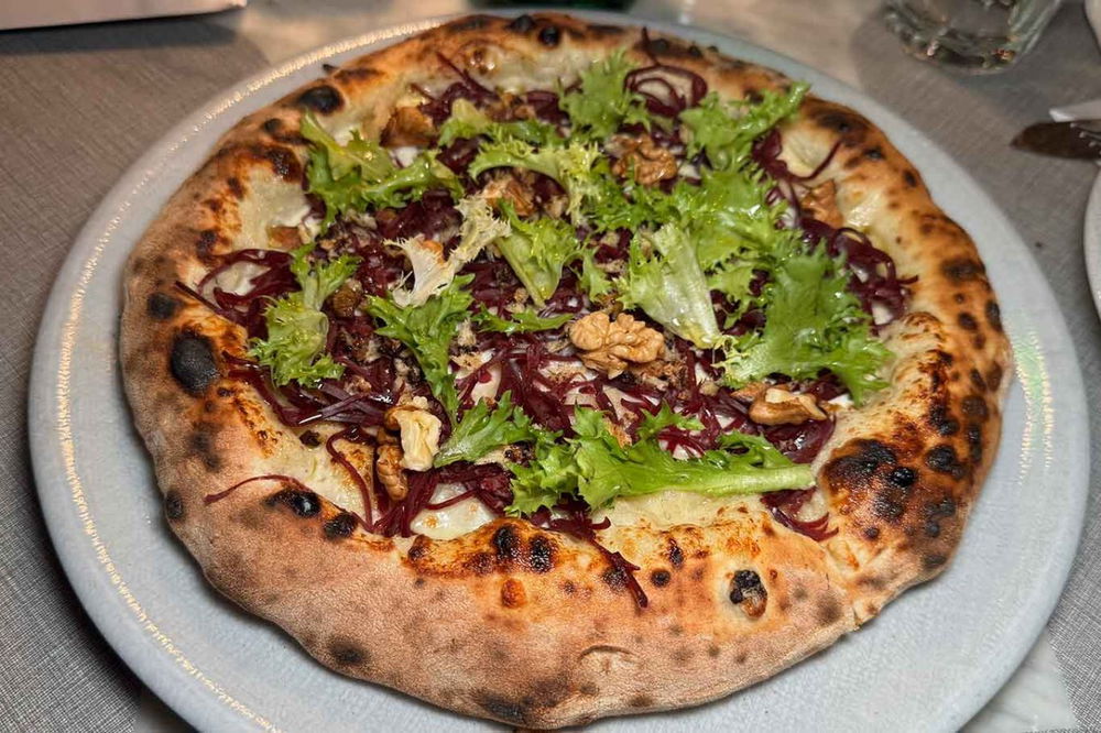 la pizza Mangiabufalo di Pepe in Grani a Caiazzo nella sfida con La Bottega Bruner