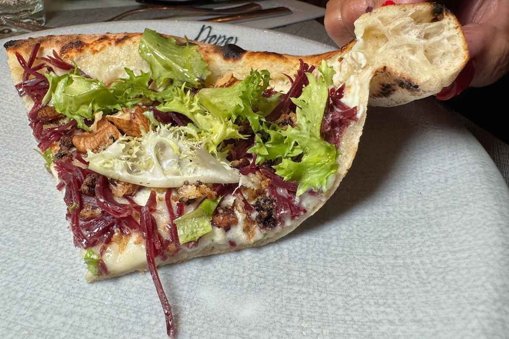 la pizza Mangiabufalo di Pepe in Grani a Caiazzo nella sfida con La Bottega Bruner