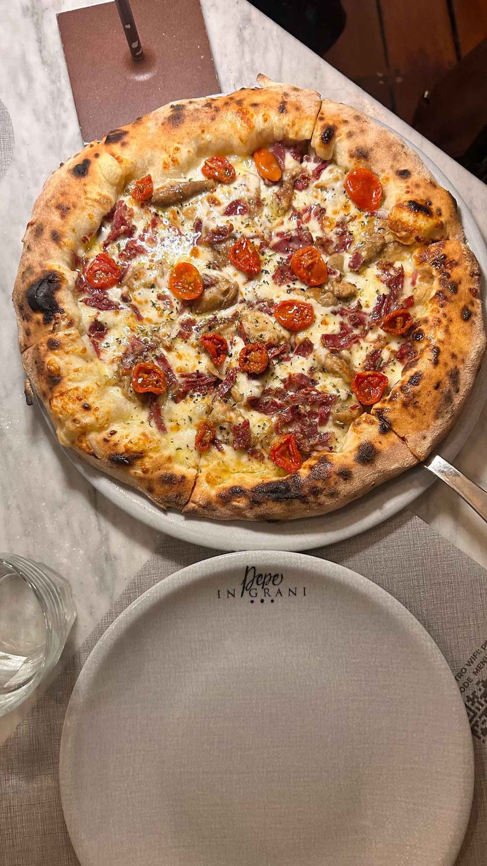 la pizza Profumi del Matese di Franco Pepe di Pepe in Grani a Caiazzo che sfida Palazzo Petrucci