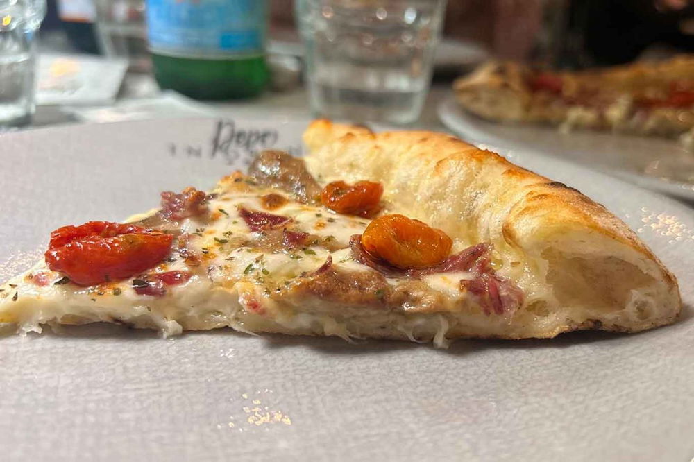 la pizza Profumi del Matese di Franco Pepe di Pepe in Grani a Caiazzo che sfida Palazzo Petrucci