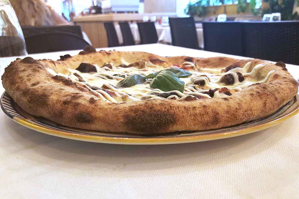 la pizza tonda della pizzeria Romano Artigiani del Gusto dal 1983 a Brindisi