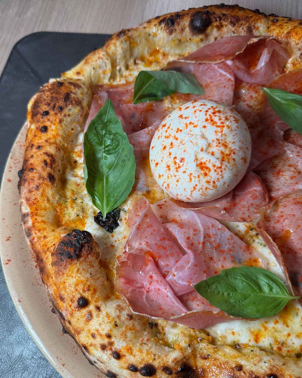 la pizza Vulcano Sbagliata della pizzeria Vatillum a Paestum