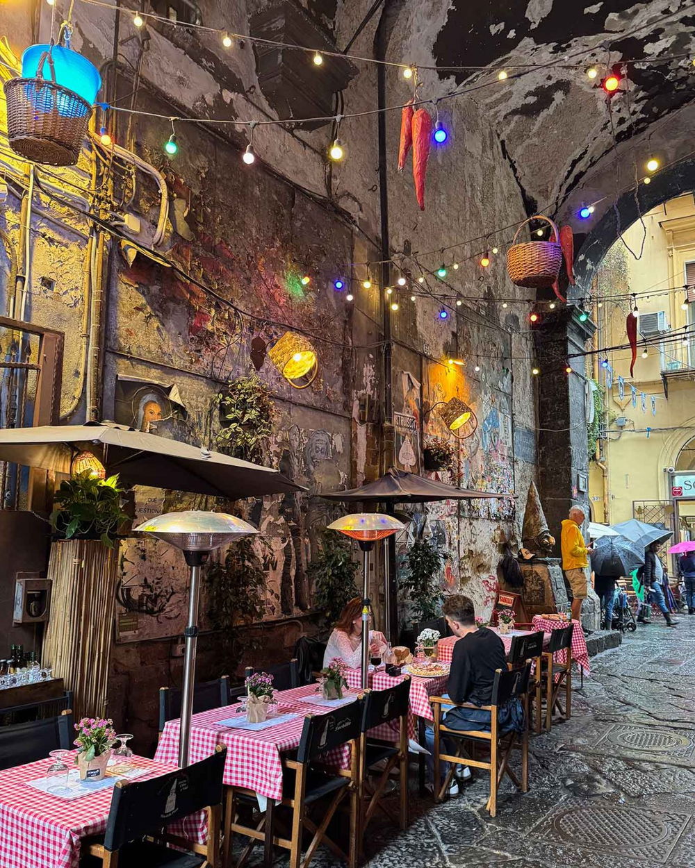 il dehors della pizzeria osteria Presepe Napoletano di Gino Sorbillo ai Tribunali di Napoli