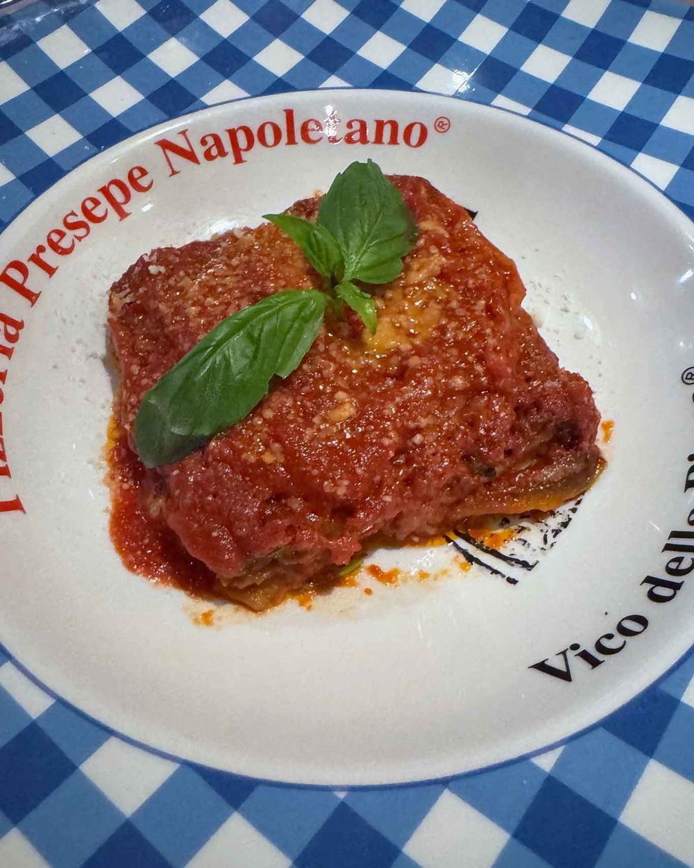 la parmigiana di melanzane della pizzeria osteria Presepe Napoletano di Gino Sorbillo ai Tribunali di Napoli