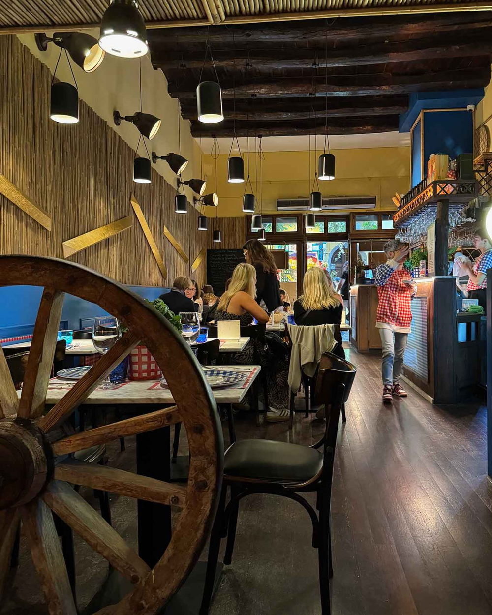 la sala della pizzeria osteria Presepe Napoletano di Gino Sorbillo ai Tribunali di Napoli