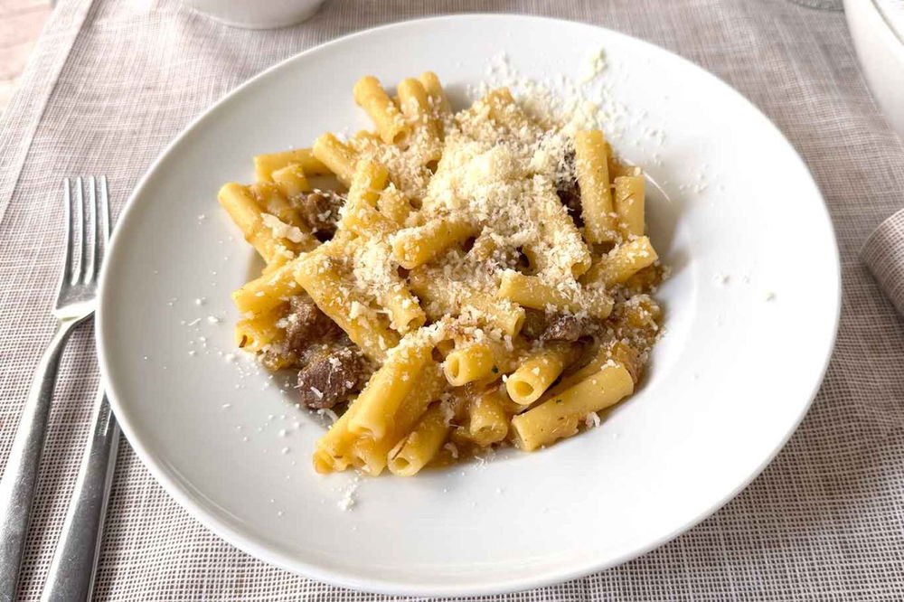gli ziti con la genovese dell'osteria Resilienza a Salerno 