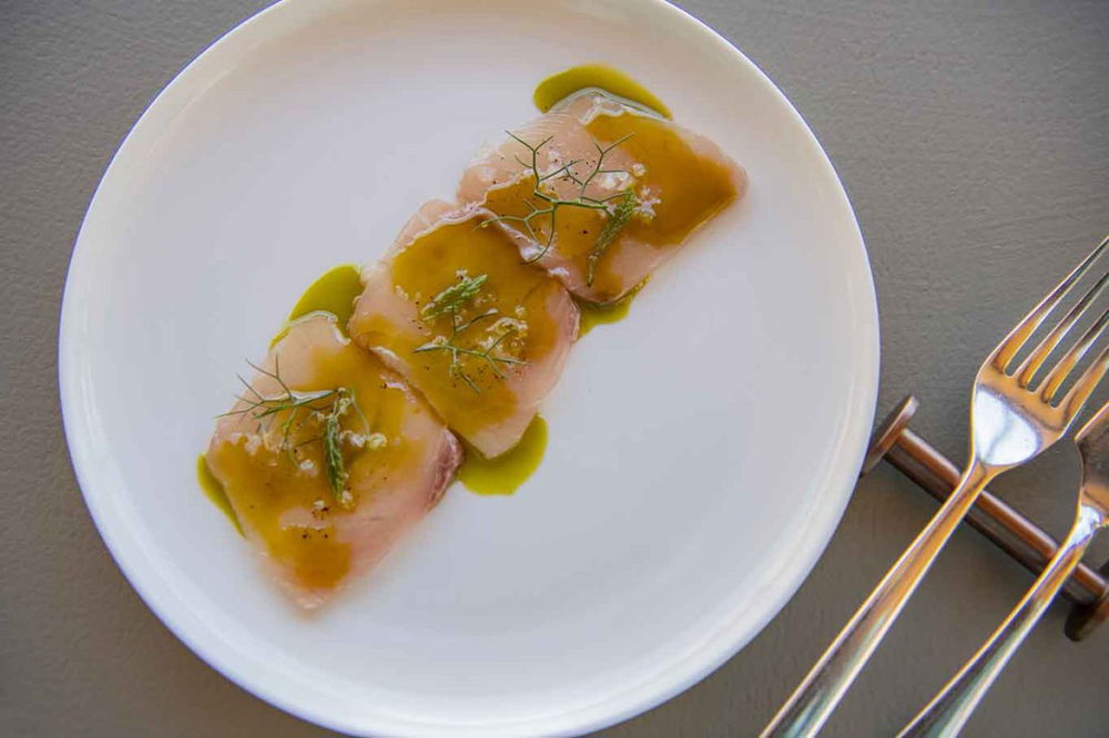 il carpaccio di ricciola al ristorante Signum a Salina nelle Isole Eolie