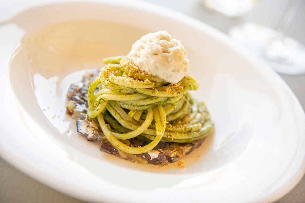 gli spaghetti con alici e finocchietto del ristorante Signum a Salina nelle Isole Eolie