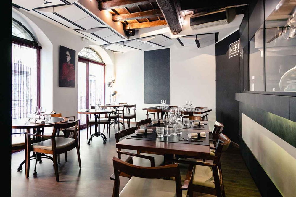 la sala del ristorante di carne Nero9 Milano