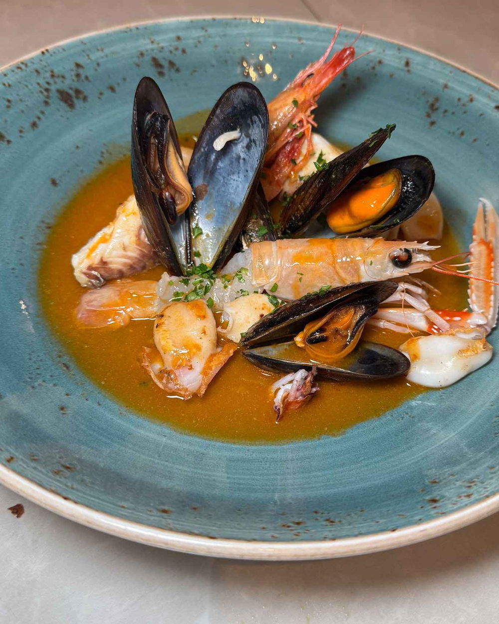 orata in zuppa di mare del ristorante di pesce Livello 1 a Roma Eur