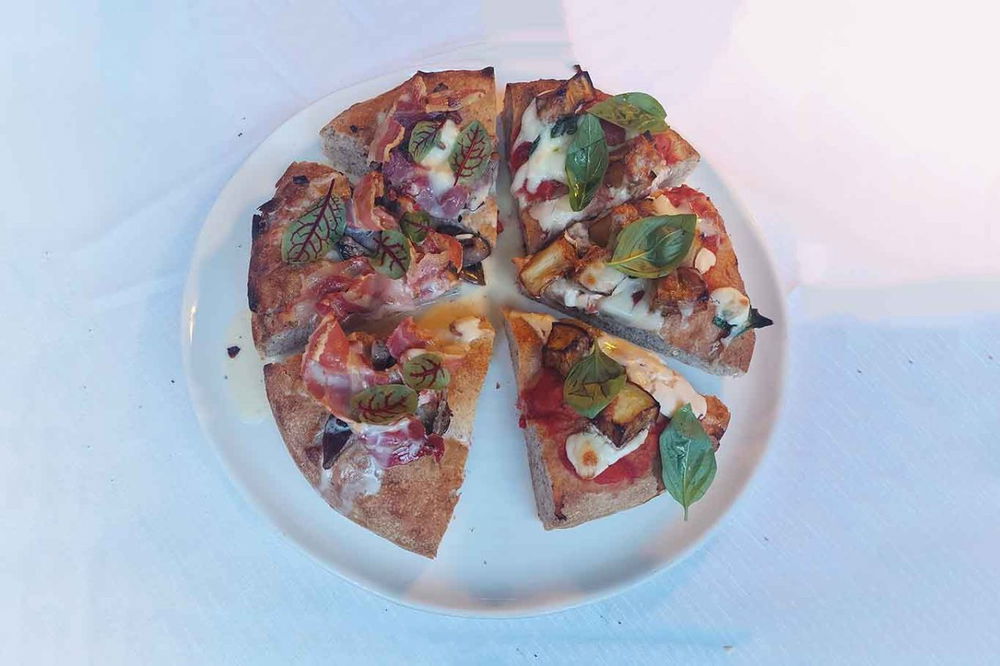 la pizza del ristorante pizzeria La Plume a Peschiera del Garda