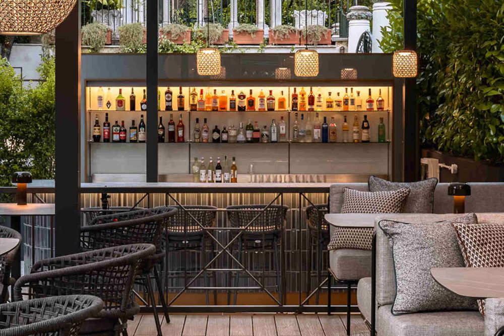 Il bancone bar esterno di Antèla Restaurant