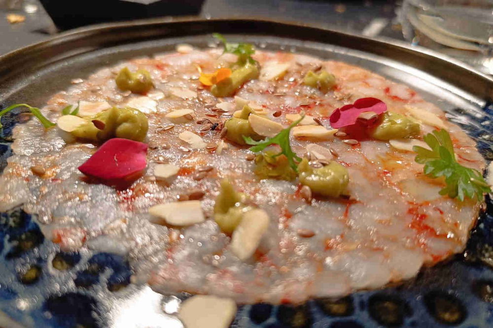 carpaccio di gambero rossob mandorle e guacamole