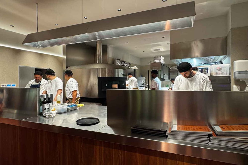 il bancone della pizzeria Futura Romana di Luca Pezzetta a Milano