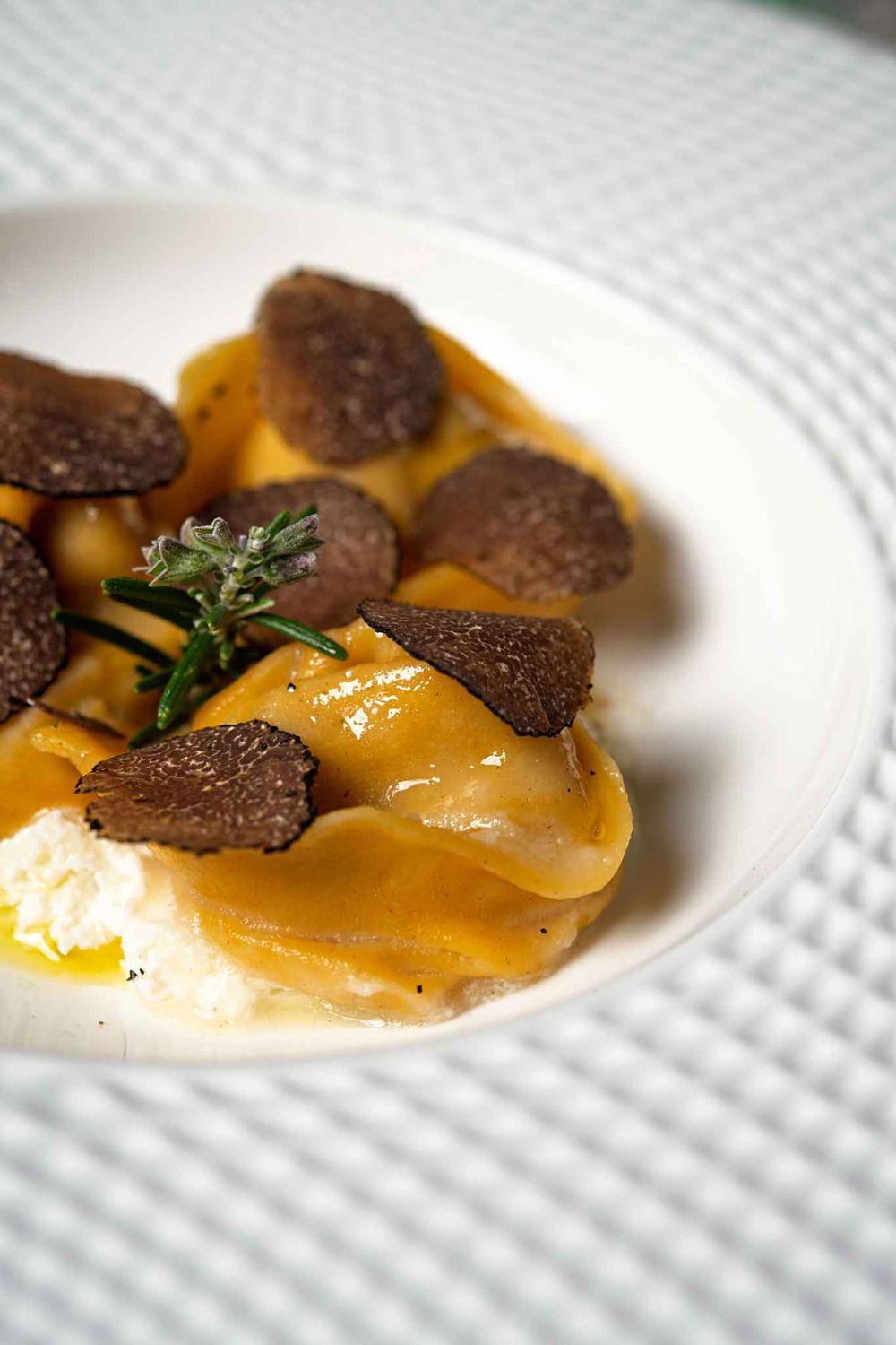cappelli di pasta ripiena di pollo alla genovese con tartufo nero del Matese