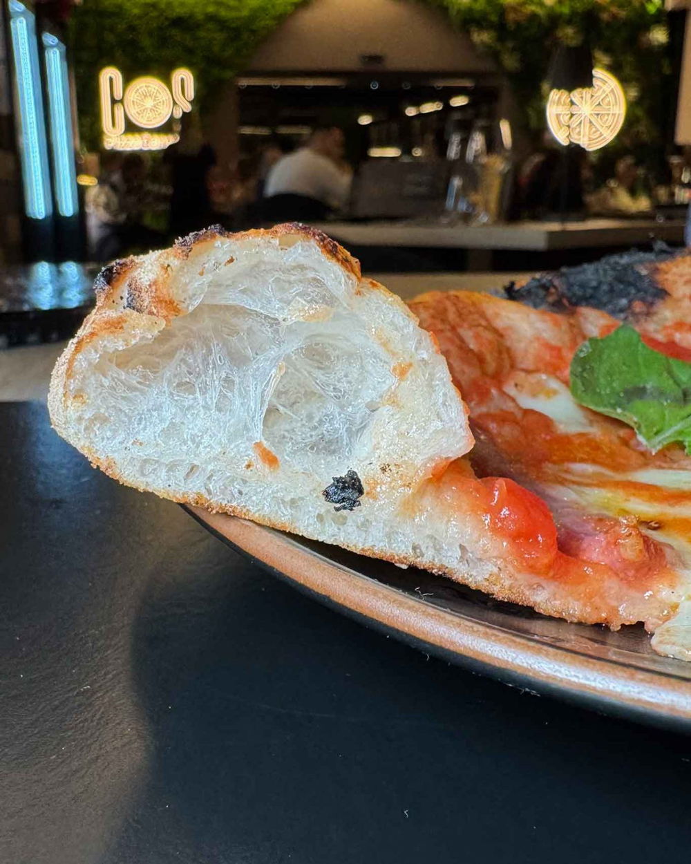 il cornicione della pizza Diavola della pizzeria Carlo Sammarco 2.0 ad Aversa nella sfida con Sasà Martucci