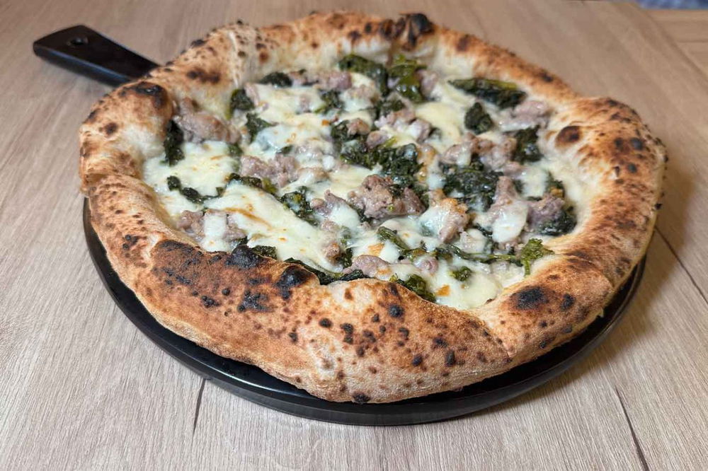 la pizza Salsiccia e friarielli della pizzeria Carlo Sammarco 2.0 ad Aversa nella sfida con Sasà Martucci