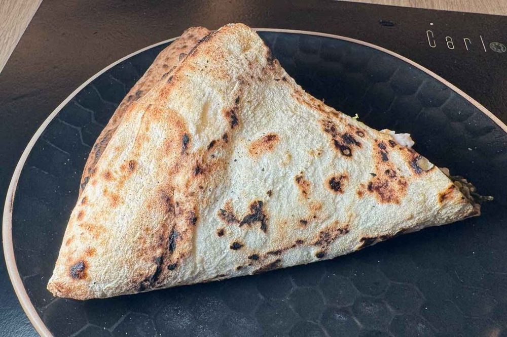 la cottura della pizza Salsiccia e friarielli della pizzeria Carlo Sammarco 2.0 ad Aversa nella sfida con Sasà Martucci