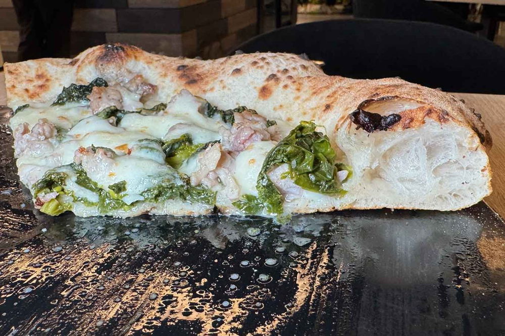 il cornicione della pizza Salsiccia e friarielli della pizzeria Carlo Sammarco 2.0 ad Aversa nella sfida con Sasà Martucci