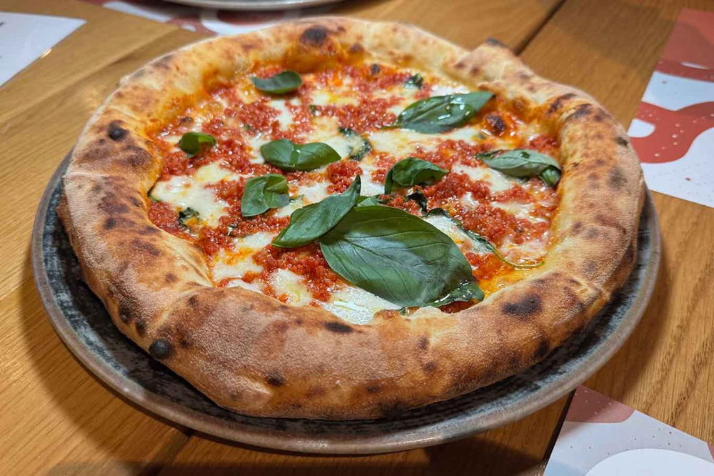 la pizza 'nduja della pizzeria Gli Esposito a Salerno nella sfida con Lioniello