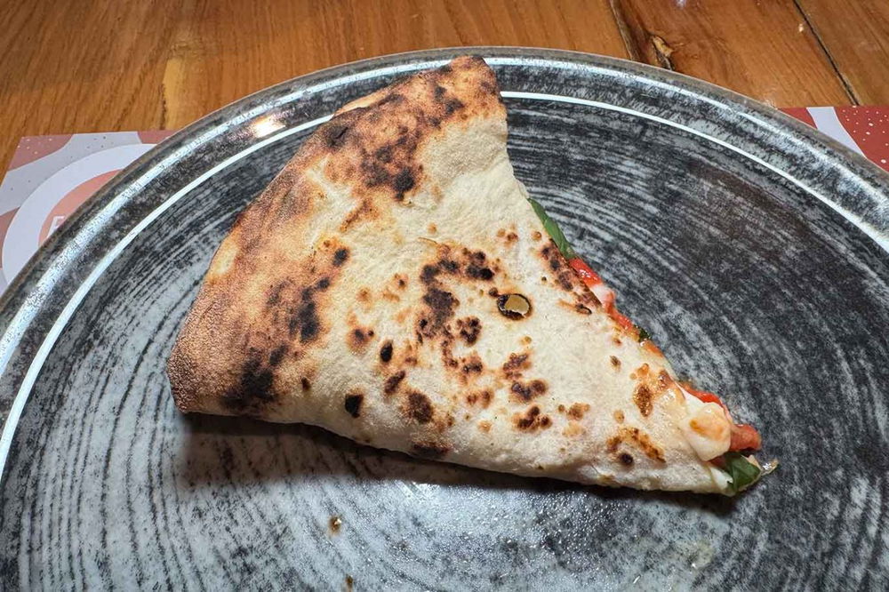 La cottura della pizza Margherita del Piennolo della pizzeria Gli Esposito a Salerno nella sfida con Lioniello