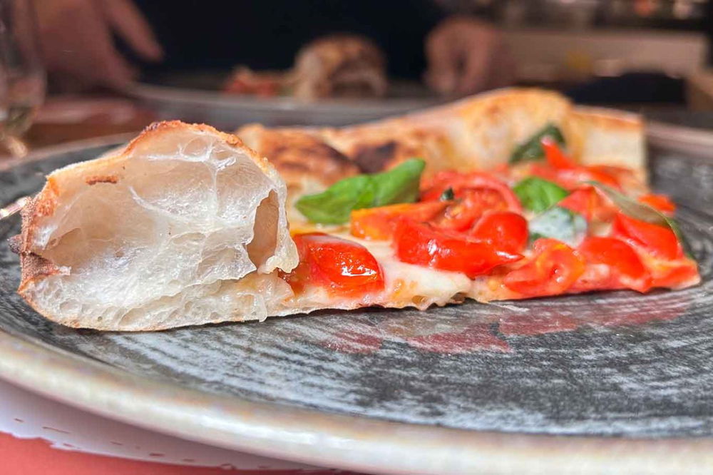 Il cornicione della pizza Margherita del Piennolo della pizzeria Gli Esposito a Salerno nella sfida con Lioniello
