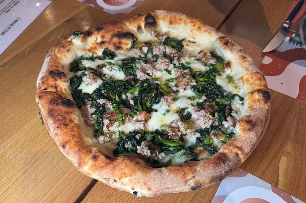 la pizza salsiccia e friarielli della pizzeria Gli Esposito a Salerno nella sfida con Lioniello