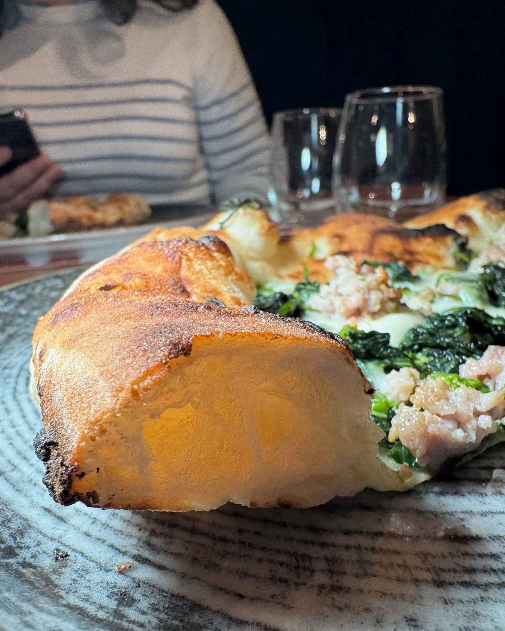 Il cornicione della pizza Salsiccia e Friarielli della pizzeria Gli Esposito a Salerno nella sfida con Lioniello