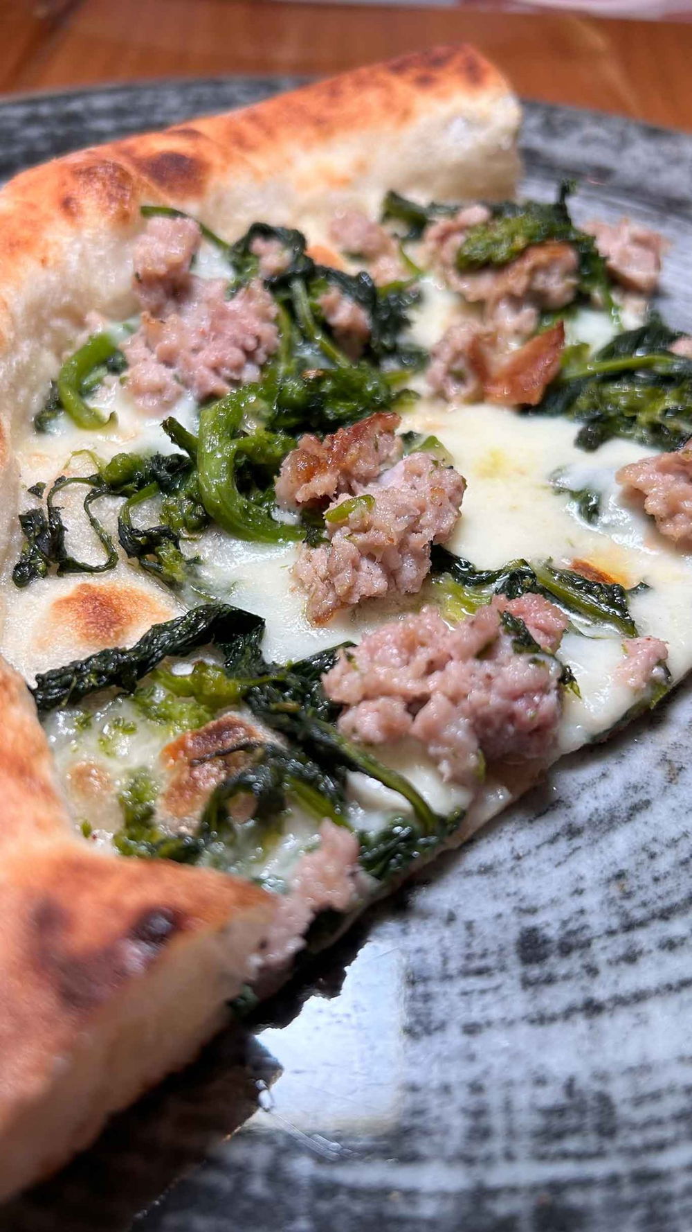 la pizza salsiccia e friarielli della pizzeria Gli Esposito a Salerno nella sfida con Lioniello