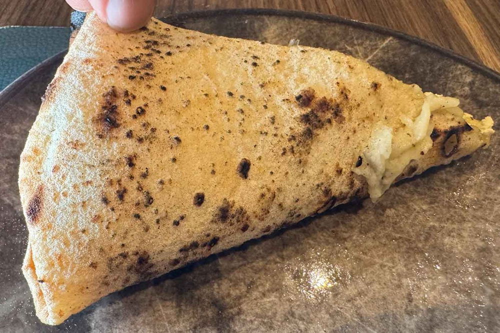 la cottura della pizza con i carciofi della pizzeria I Masanielli di Sasà Martucci a Caserta nella sfida con Carlo Sammarco