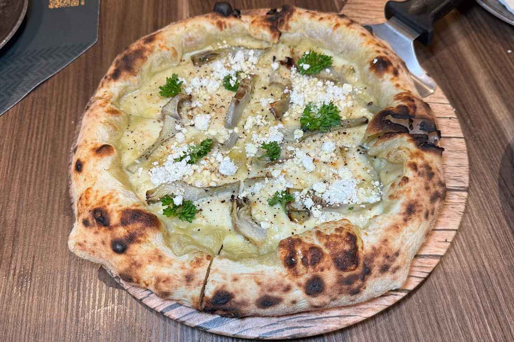 la pizza con i carciofi della pizzeria I Masanielli di Sasà Martucci a Caserta nella sfida con Carlo Sammarco