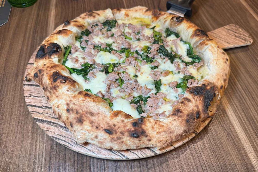 la pizza salsiccia e friarielli della pizzeria I Masanielli di Sasà Martucci a Caserta nella sfida con Carlo Sammarco