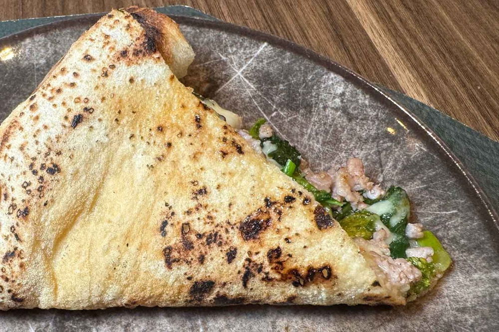 la cottura della pizza salsiccia e friarielli della pizzeria I Masanielli di Sasà Martucci a Caserta nella sfida con Carlo Sammarco