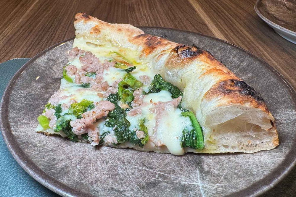 la pizza salsiccia e friarielli della pizzeria I Masanielli di Sasà Martucci a Caserta nella sfida con Carlo Sammarco