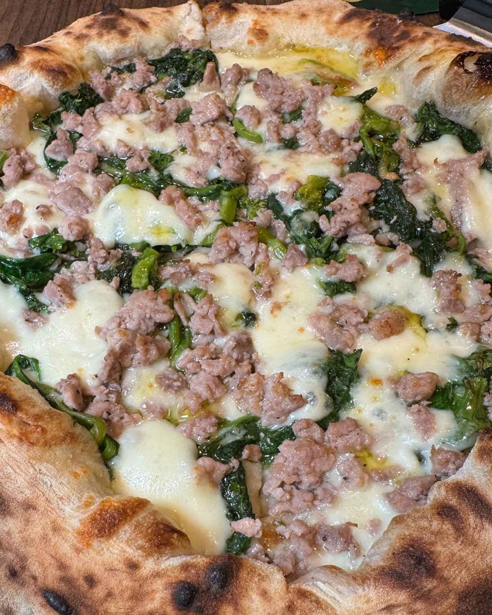 la pizza salsiccia e friarielli della pizzeria I Masanielli di Sasà Martucci a Caserta nella sfida con Carlo Sammarco