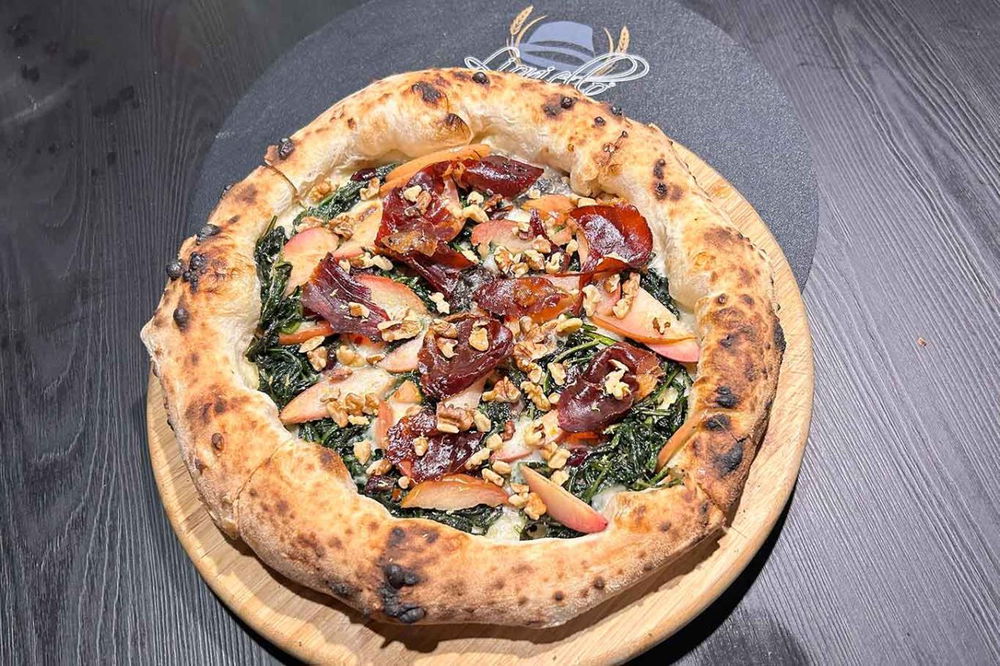 La pizza annanz o camino 2.0 della pizzeria da Lioniello a Succivo nella sfida con Gli Esposito