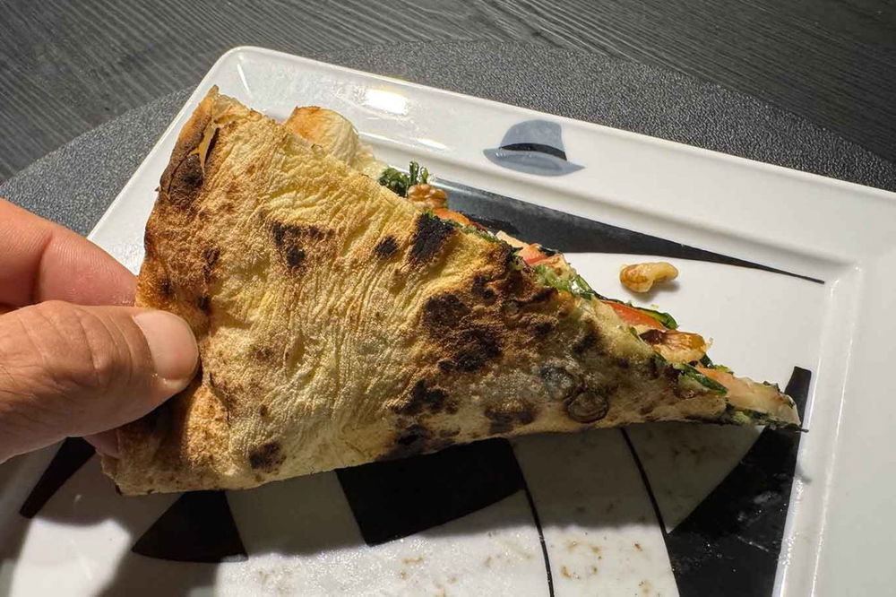 La cottura della pizza annanz o camino 2.0 della pizzeria da Lioniello a Succivo nella sfida con Gli Esposito