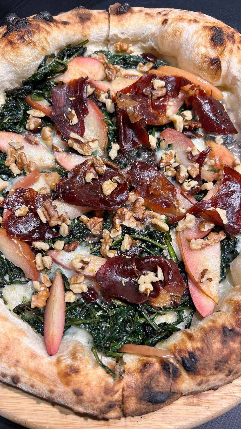 La pizza annanz o camino 2.0 della pizzeria da Lioniello a Succivo nella sfida con Gli Esposito