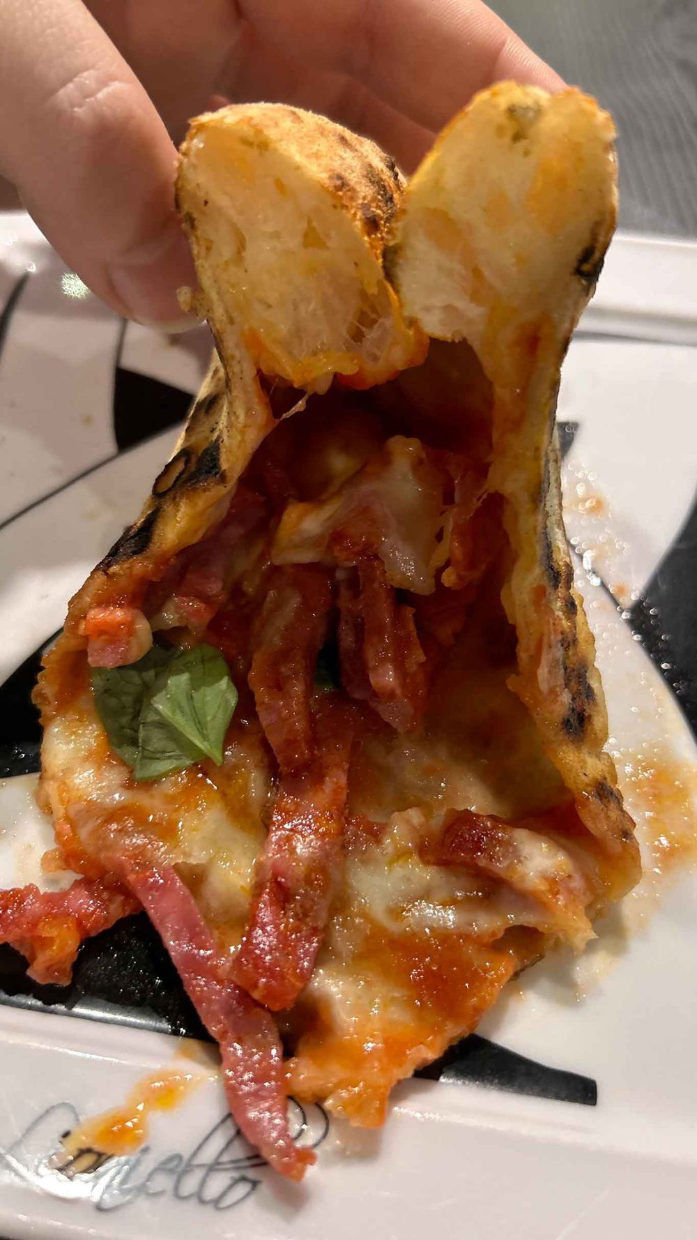 La pizza Diavola della pizzeria da Lioniello a Succivo nella sfida con Gli Esposito