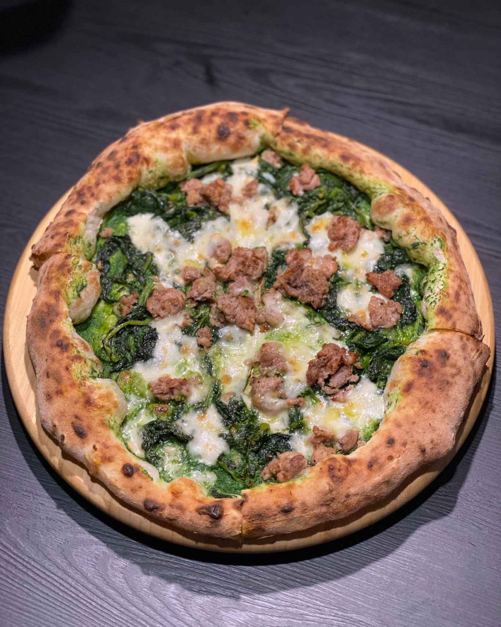 La pizza Salsiccia e Friarielli della pizzeria da Lioniello a Succivo nella sfida con Gli Esposito
