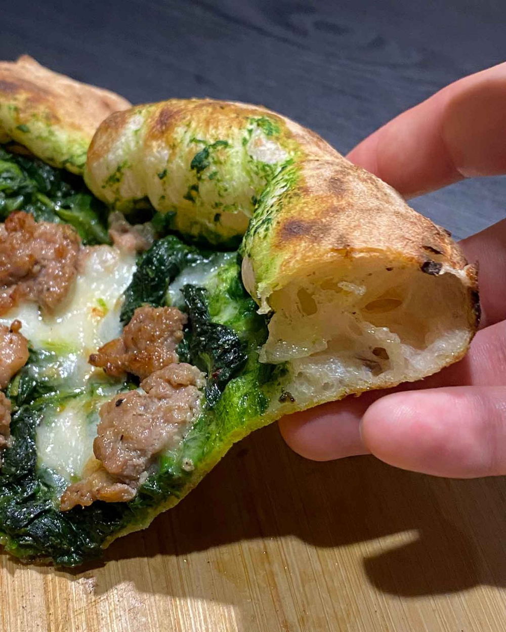 Il cornicione della pizza Salsiccia e Friarielli della pizzeria da Lioniello a Succivo nella sfida con Gli Esposito