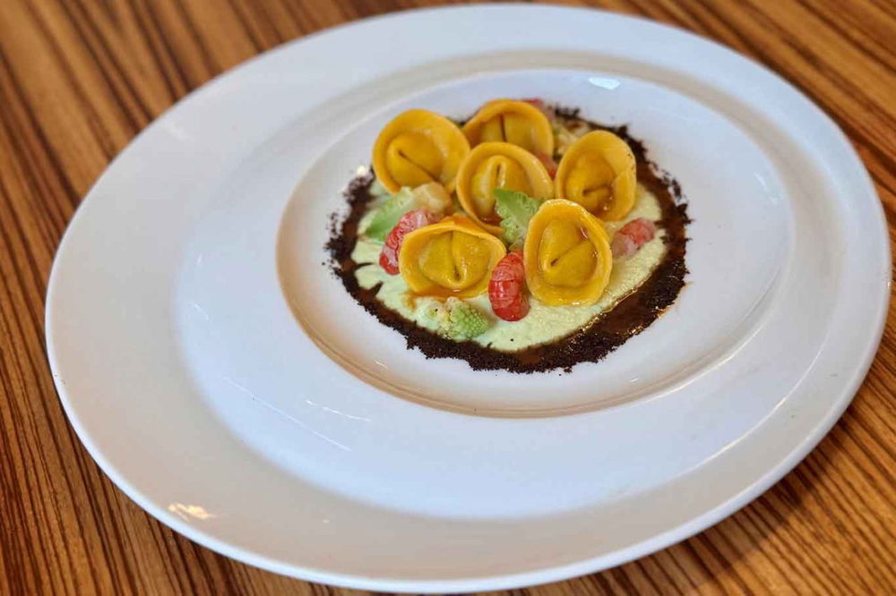 tortelli ripieni di gamberi rossi con broccoli romaneschi e jus di funghi