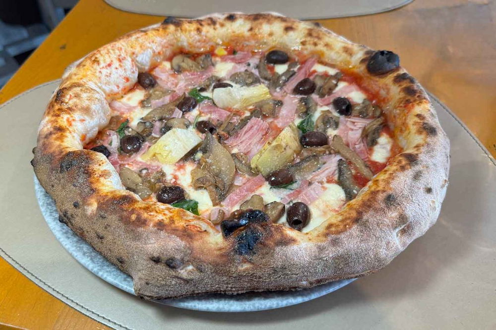la pizza capricciosa della trattoria pizzeria N'Ata Cosa a Napoli Mergellina
